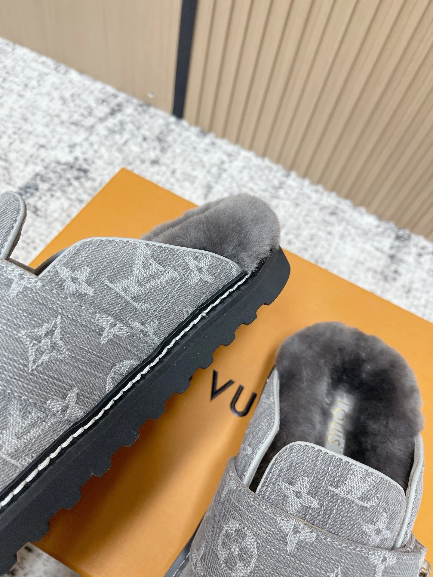 [L Home] P: 500💰 Size: 35-46 (female 40.41, male 45 46 custom-made) Top version Louis vuitton Lv top version LV couple's wool slippers New couple's Birkenstock slippers Cute and loveable, the foot feel is not too good Simple and high-end Sling-hee design Ready to wear and go Good news for lazy people Upper imported cowhide/imported old floral cloth Original hardware buckle, original molded high-density foam outsole Fabric: Yangjing/classic jacquard fabric Lining: imported wool lining Sole: original foam combination sole